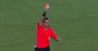 Árbitro se confunde e exibe imagem de santa ao expulsar jogador no Mundial