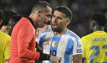 Vídeo: veja a confusão em Argentina x Colômbia, após expulsão de Fernández