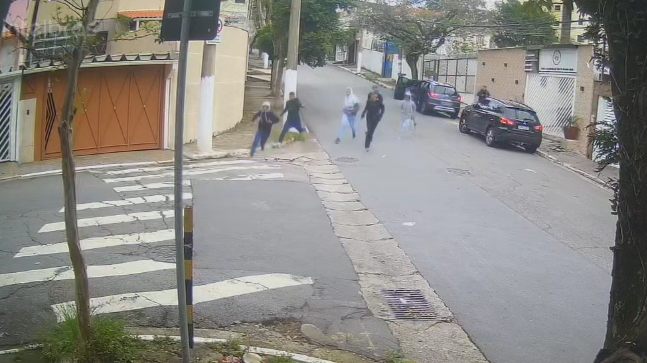 Vídeo: Dupla é abordada por 7 jovens durante arrastao na zona sul de SP