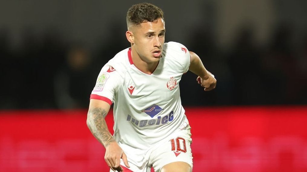 Arthur em ação com a camisa do Wydad Casablanca