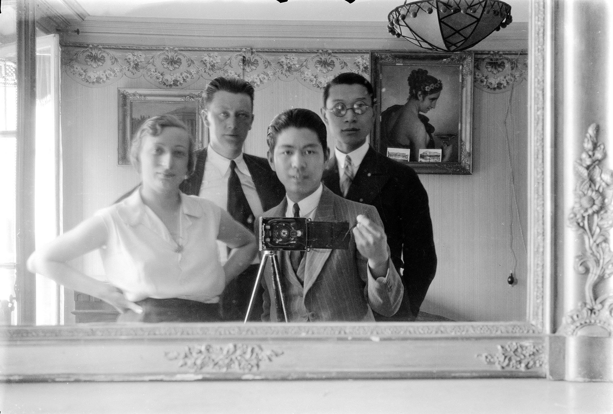 O artista cingapuriano Liu Kang (na frente à direita) retratado com o tradutor e crítico chinês Fu Lei (atrás à direita) e outros amigos em Paris em 1930 • Courtesy Liu Kang Family via CNN Newsource
