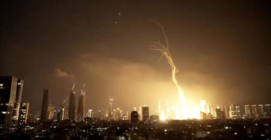 Explosão registrada em Tel Aviv, em Israel, após ataque do Irã