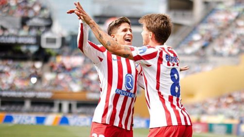 Giuliano Simeone e Barrios comemoram gol do Atlético de Madrid sobre o Seattle Sounders