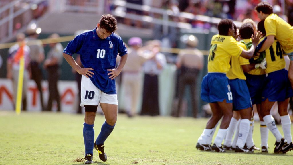 Roberto Baggio lamenta pênalti perdido em1994