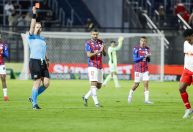 Bahia aproveita expulsão precoce do Bragantino para vencer e entrar no G6
