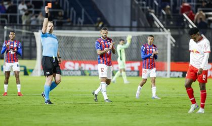Bahia aproveita expulsão precoce do Bragantino para vencer e entrar no G6
