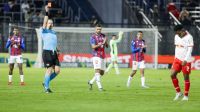 Bahia aproveita expulsão precoce do Bragantino para vencer e entrar no G6