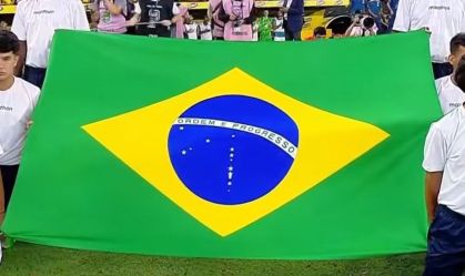 Gafe em bandeira do Brasil na estreia de Ancelotti viraliza; veja fotos