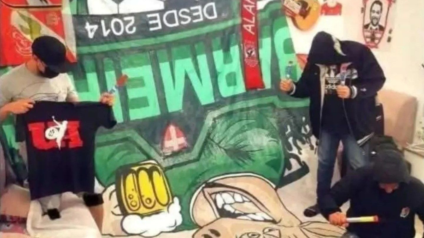 Torcedores do Al Ahly com bandeirão do Palmeiras