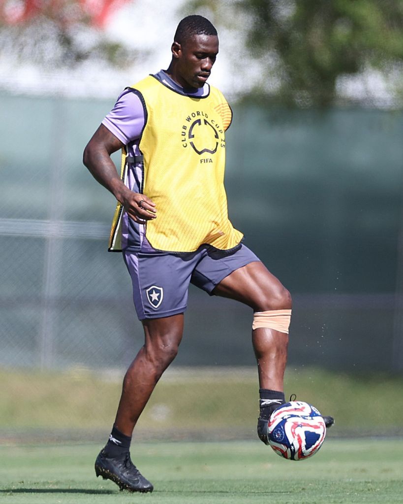 Bastos em treino do Botafogo