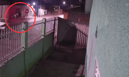 Moto "voa" após acidente e atinge placa de trânsito; veja