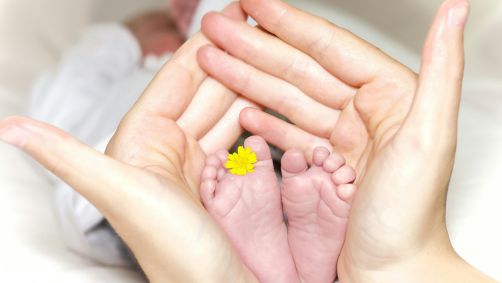 Pezinhos de bebê recém-nascido