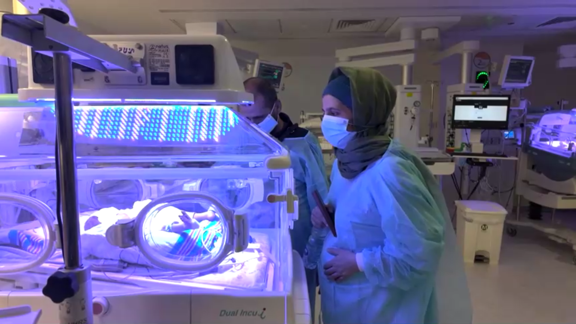 Mulher dá à luz trigêmeos em hospital subterrâneo protegido de mísseis iranianos • REUTERS