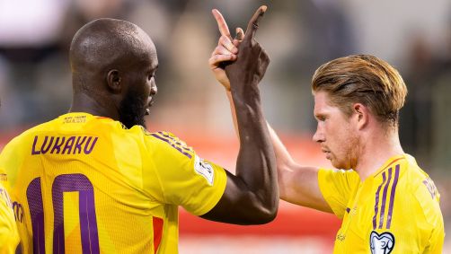 Lukaku e De Bruyne durante a vitória da seleção belga contra País de Gales