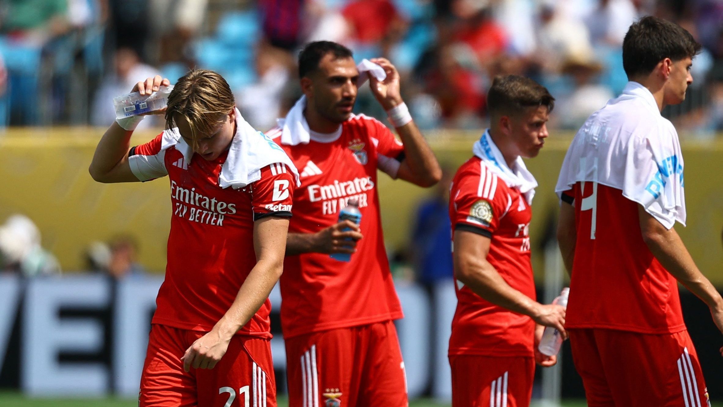 Jogadores do Benfica se refrescam durante o Mundial de Clubes