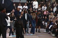 Beyoncé e Jay-Z acompanham desfile da Louis Vuitton por Pharrell