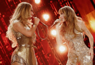 Miley Cyrus faz participação especial em show de Beyoncé em Paris; veja