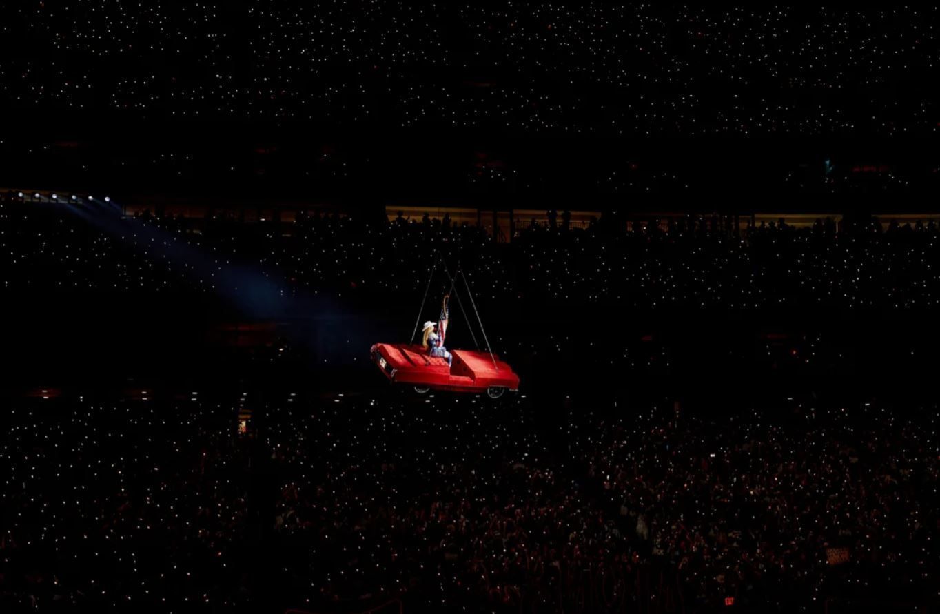 Beyoncé corta faixa em show após falha técnica com carro suspenso