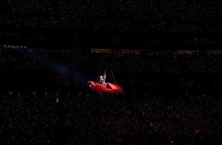 Beyoncé corta faixa em show após falha técnica com carro suspenso