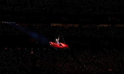 Após susto, Beyoncé remove carro que sobrevoava fãs em show da turnê