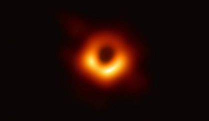 Primeira imagem já registrada de um buraco negro, capturada pelo Telescópio Event Horizon.