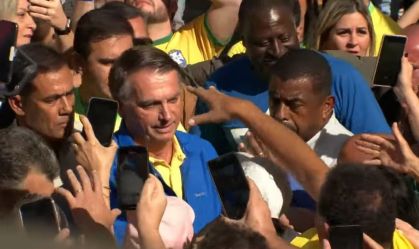 Bolsonaro chega a ato na Paulista ao lado de governadores e parlamentares