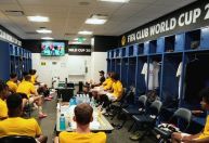Para fugir do calor, reservas do Borussia assistem jogo no vestiário