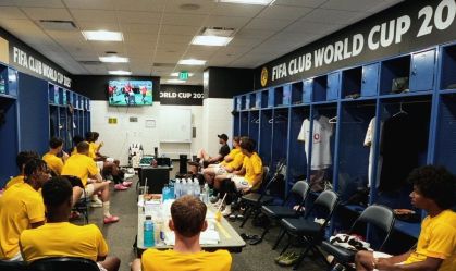Para fugir do calor, reservas do Borussia assistem jogo no vestiário