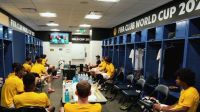 Para fugir do calor, reservas do Borussia assistem jogo no vestiário