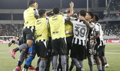 Jogadores do Botafogo celebram a vitória sobre o Ceará no Nilton Santos, pelo Brasileiro