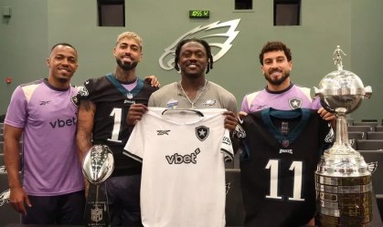 AJ Brown, astro do Philadelphia Eagles, posa ao lado de Marlon Freitas, Alexander Barboza e Alex Telles, do Botafogo