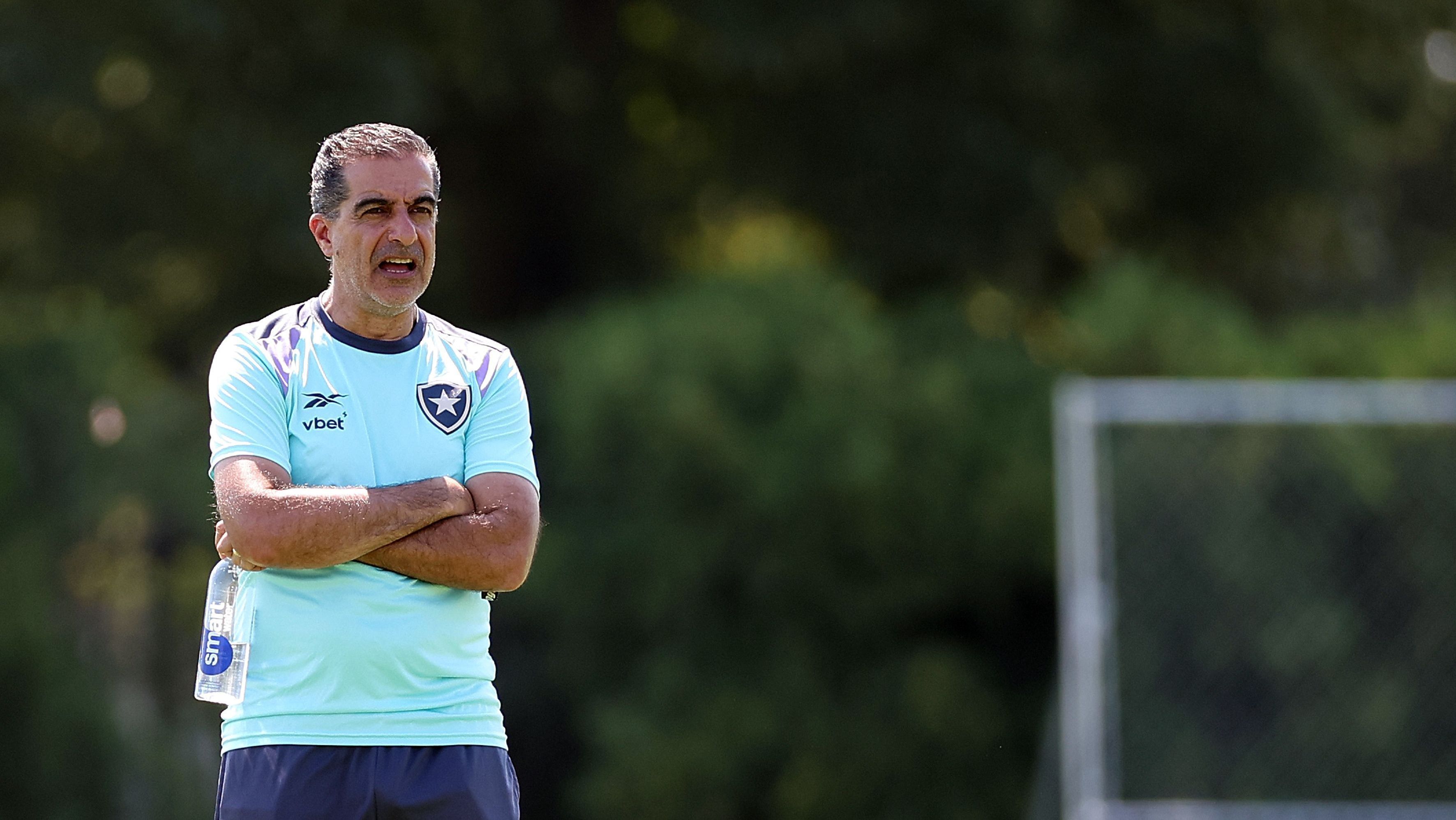 Renato Paiva em treino do Botafogo