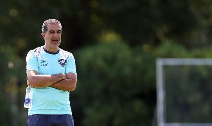 Renato Paiva em treino do Botafogo