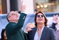 Brad Pitt e Tom Cruise se reúnem em tapete vermelho de "F1"