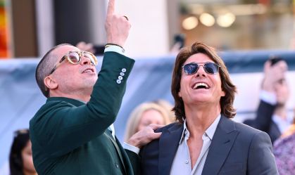 Brad Pitt e Tom Cruise se reúnem em tapete vermelho de "F1"