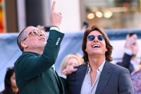 Brad Pitt e Tom Cruise se reúnem em tapete vermelho de "F1"