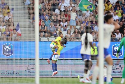 Luany comemora gol que abriu o placar no amistoso entre França e Brasil
