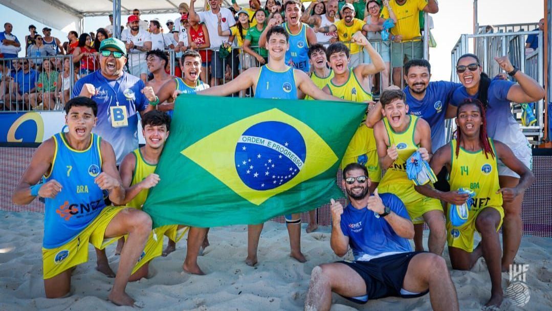 Seleção Brasileira Sub-17 celebra a medalha de bronze no Mundial de Handebol de Praia Juvenil