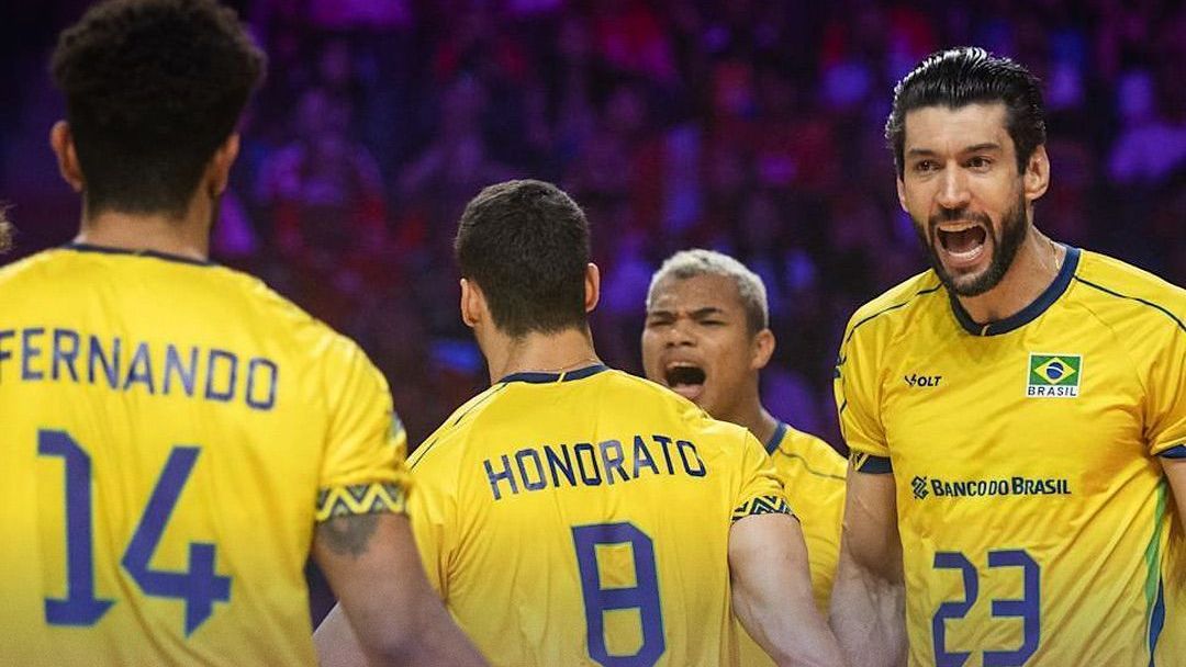 Jogadores do Brasil comemoram ponto marcado diante da Polônia