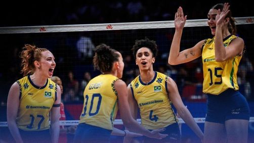 As jogadores brasileiras comemoram a vitória sobre a Turquia, na Liga das Nações de Vôlei