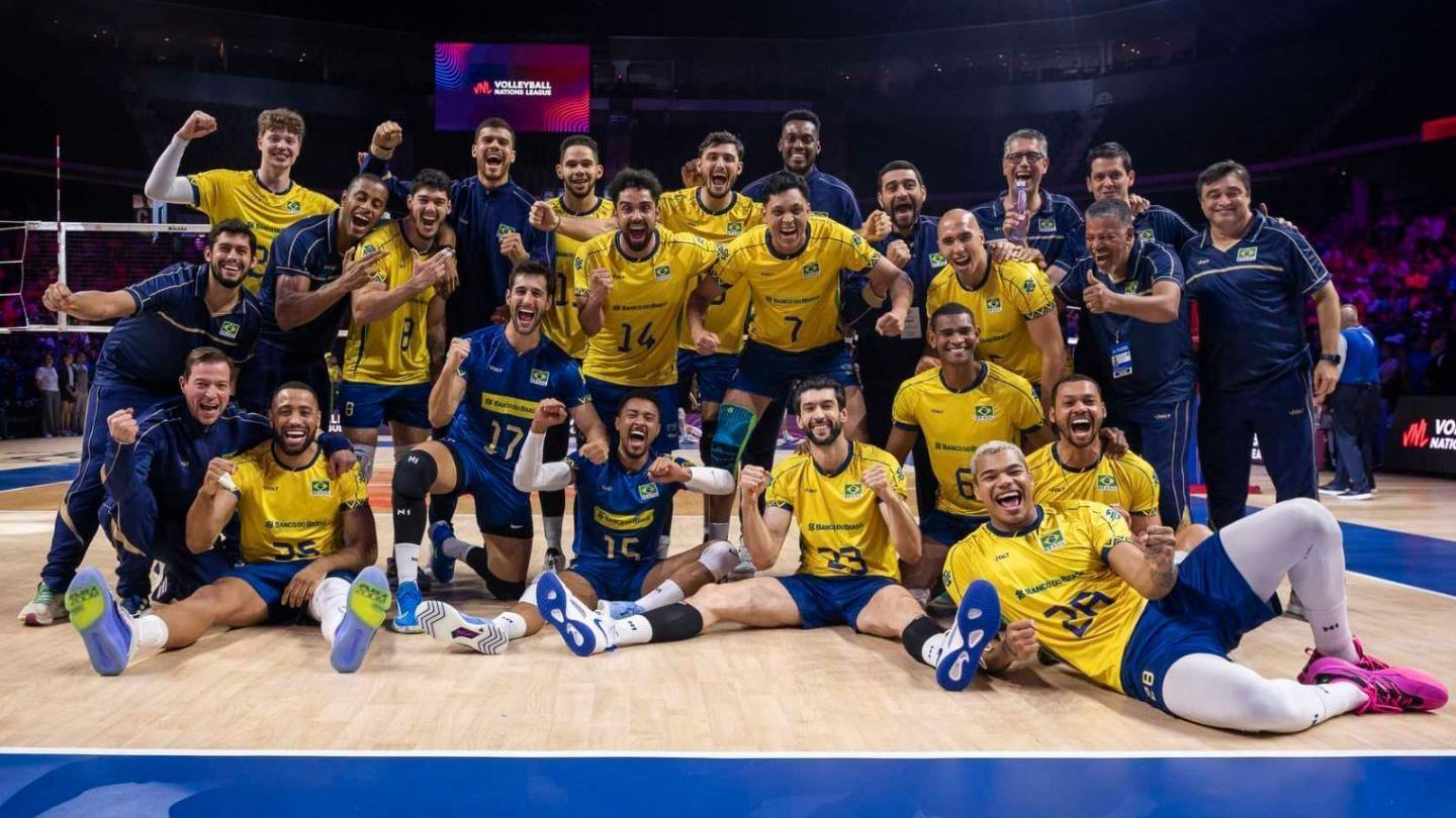 Seleção Brasileira Masculina de Vôlei comemora vitória contra a Itália
