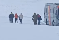 Forte nevasca deixa van com turistas brasileiros presa em rodovia no Chile