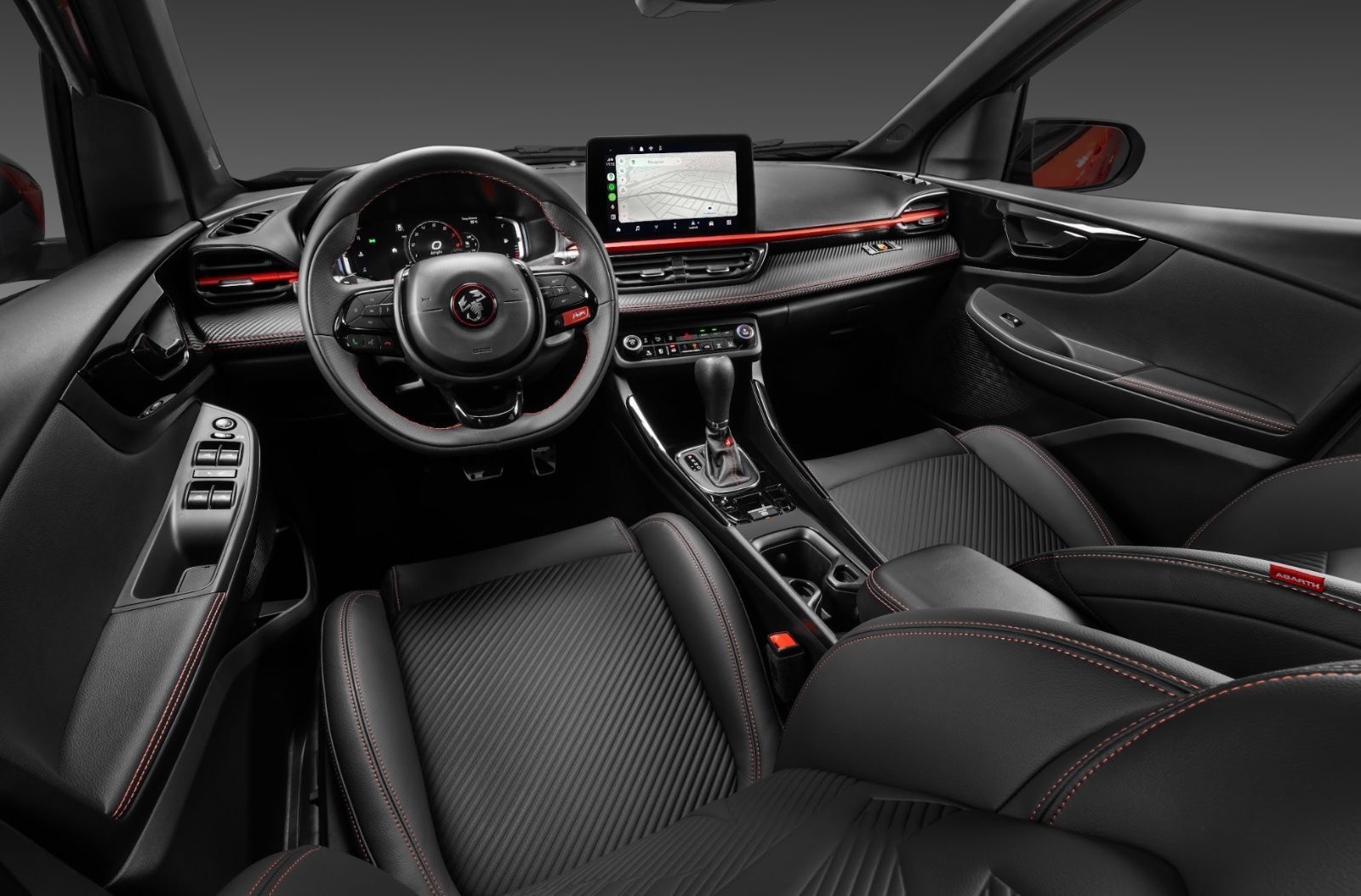 Linha 2026 do Fastback Abarth também ganha teto panorâmico • Divulgação