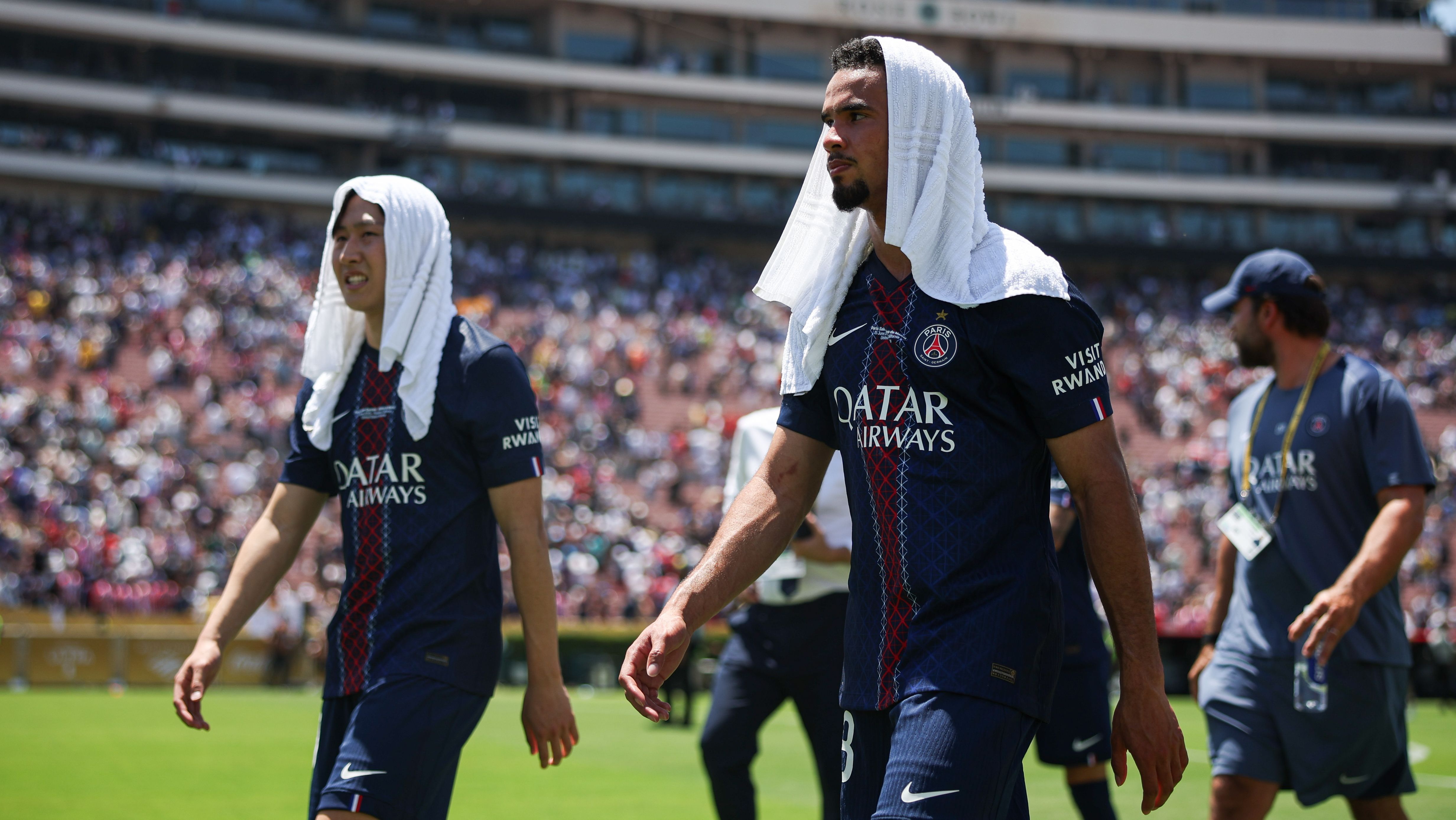 Jogadores do PSG sofrem com o calor na partida contra o Atlético de Madrid