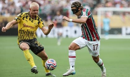 Canobbio, do Fluminense, disputa bola com Ryerson, do Dortmund