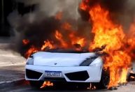 Vídeo: Lamborghini de mais de R$ 1 milhão pega fogo em avenida de Goiânia