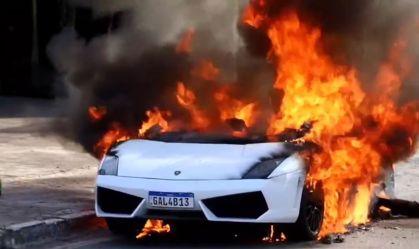 Vídeo: Lamborghini de mais de R$ 1 milhão pega fogo em avenida de Goiânia