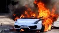 Vídeo: Lamborghini de mais de R$ 1 milhão pega fogo em avenida de Goiânia