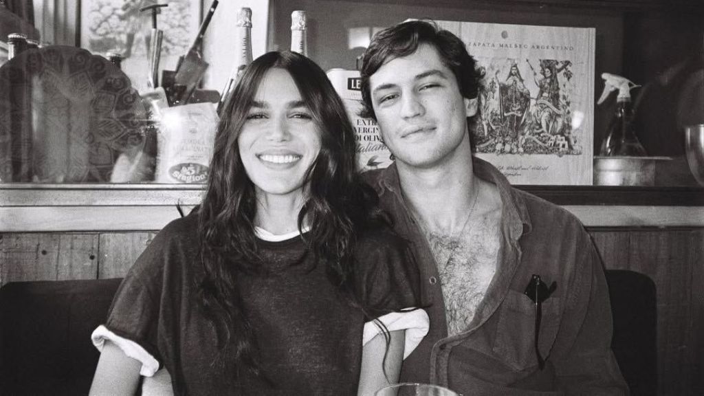 Discreta quanto a vida pessoal o bebê é fruto do relacionamento de nove anos com o ator Gabriel Leone