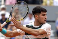 Alcaraz volta à final de Roland Garros após Musetti abandonar partida